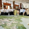 Các đại biểu Quốc hội xem mô hình quy hoạch Thủ đô. (Ảnh: TTXVN) 