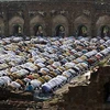 Các tín đồ Hồi giáo cầu nguyện trong lễ hội Eid al-Fitr tại Ấn Độ. (Nguồn: Internet)