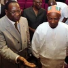 Ứng cử viên tổng thống Cellou Dalein Diallo (phải) và cựu Thủ tướng Lassana Kouyate. (Nguồn:AFP/TTXVN)