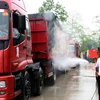 Phun thuốc khử khuẩn các phương tiện nhập cảnh vào Việt Nam tại cửa khẩu Hữu Nghị quan, Lạng Sơn. (Ảnh: Đình Huệ/TTXVN)