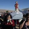 Người dân Chile cầu nguyện cho 33 thợ mỏ bị mắc kẹt. (Nguồn: AFP/TTXVN)