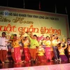 Trình diễn trang phục dân tộc trong lễ hội. (Nguồn: baovinhlong.com.vn)