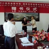 Phó Giám đốc Sở VH-TT-DL tỉnh Lào Cai trao tặng sách cho Thư viện Hà Khẩu, Vân Nam, Trung Quốc. (Nguồn: laocai.gov.vn)