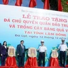 Bộ Tư lệnh Hải quân trao tặng đá chủ quyền Quần đảo Trường Sa cho tỉnh Lâm Đồng. (Nguồn: sggp.org.vn)