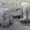 Một phần tượng thần Hapi (trái) và phần chân bức tượng pharaoh bằng đá granite đỏ. (Nguồn: SCA)