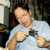 Giáo sư Trần Quang Hải biểu diễn âm nhạc bằng muỗng. (Nguồn: Internet) 