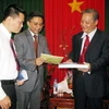 Tổng lãnh sự Ấn Độ Abhay Thakur (giữa) và Chủ tịch UBND tỉnh Phú Yên Phạm Đình Cự (phải). (Ảnh: Ly Kha/TTXVN)
