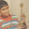 Saswat với chiếc huy chương bạc giành được tại WMC (Ảnh chụp lại từ báo Times of India.)