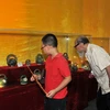 Khách tham quan các di vật quý về Hoàng thành Thăng Long. (Nguồn: Internet)