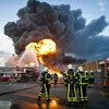 Lính cứu hỏa nỗ lực khống chế đám cháy. (Nguồn: AFP/TTXVN)