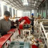 Lắp ráp máy chế biến chè tại Công ty CP Phú Yên (vốn đầu tư của Ấn Độ) tại Yên Bái. (Ảnh: Hồng Kỳ/TTXVN)