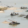 Những chiếc bè gắn máy hút cát, sỏi đang khoét sâu lòng sông Trà Khúc. (Nguồn: VnExperss)