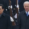 Chủ tịch Trung Quốc Hồ Cẩm Đào và Phó Tổng thống Mỹ Joe Biden trong lễ đón tại căn cứ không quân Andrews ở Maryland ngày 18/1. (Nguồn: AFP/TTXVN)