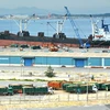 Tàu vào tiếp nhận hàng hóa tại bến cảng số 1 Khu kinh tế Dung Quất. (Ảnh: Thanh Long/TTXVN)