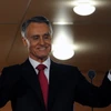 Tổng thống tái đắc cử Anibal Cavaco Silva với niềm vui chiến thắng. (Nguồn: AFP/TTXVN)