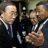 Tổng thư ký LHQ Ban Ki-moon (trái) và Chủ tịch AU Jean Ping tại phiên họp trù bị trước Hội nghị tại Addis Ababa. (Nguồn: AFP/TTXVN)