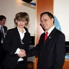 Thị trưởng Chemnitz, bà Barbara Ludwig, đón tiếp trọng thể Đại sứ Đỗ Hòa Bình. (Ảnh: Văn Long/Vietnam+)