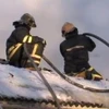 Lính cứu hỏa dập lửa từ mái nhà của trung tâm bảo trợ trẻ mồ côi tại thành phố Haapsalu hôm 20/2. Ảnh: BBC.