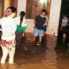 Người dân khu phố 1, phường Thạnh Lộc, quận 12, TP.HCM chịu cảnh ngập hồi tháng 8/2010 cũng do nhà thầu thi công ẩu. (Nguồn: Internet) 