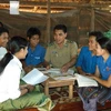 Chiến sỹ biên phòng ôn tập văn hóa cho các em học sinh dân tộc Pa Cô, Quảng Trị. (Ảnh minh họa: Dương Ngọc/TTXVN)