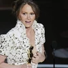 Melissa Leo vẫn chưa hết choáng váng khi cầm giải thưởng Oscar trong tay. (Nguồn: Internet)