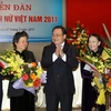 Phó Thủ tướng Hoàng Trung Hải tặng hoa các doanh nhân nữ nhân ngày 8/3. (Ảnh: Thái Bình/TTXVN)