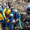 Nhân viên cứu hộ tìm kiếm các nạn nhân dưới những đống đổ nát ở Sendai, tỉnh Miyagi. (Nguồn: THX/TTXVN)