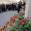 Người dân tưởng niệm các nạn nhân vụ đánh bom tại ga tàu điện ngầm Tháng Mười. (Nguồn: AFP/TTXVN)