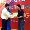 Tác giả của phim ngắn "Đi học bằng mảng tre" nhận giải Nhì của Ban tổ chức. (Ảnh: Thiên Linh/Vietnam+)