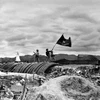 Lá cờ “Quyết chiến quyết thắng” của QĐND Việt Nam tung bay trên nóc hầm tướng De Castries. (Ảnh: Triệu Đại/TTXVN)