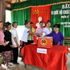 Người dân xã Chi Kê, huyện Con Cuông (Nghệ An) bỏ phiếu bầu cử. (Ảnh: Thanh Hà/TXVN )