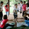 Trò chơi dan gian "Trồng nụ trồng hoa" của Việt Nam. (Ảnh: Nhật Anh/TTXVN)