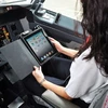 Phi công Hãng Alaska Airlines dùng iPad thay sách hướng dẫn bay. (Nguồn: Engadget)