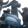 Các chàng trai vui mừng vì chiếc vespa đã nổ máy trên đỉnh núi Fansipan. (Ảnh tư liệu của nhóm) 