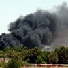 Khói bốc lên sau cuộc không kích của NATO tại Tajura, ngoại ô Tripoli ngày 1/7. (Nguồn: THX/TTXVN)