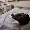 Một bệnh nhân sốt rét đang được điều trị ở Dakar, Senegal. (Ảnh: AP)
