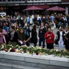 Người dân Na Uy đặt hoa tưởng niệm các nạn nhân vụ khủng bố trước Tòa thị chính ở Oslo. (Nguồn: AFP/TTXVN)