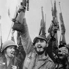 Các chiến sỹ cách mạng Cuba dưới sự chỉ huy của Tổng Tư lệnh Fidel Castro tiến công trại lính Moncada năm 1953. (Nguồn: Internet) 