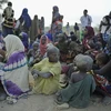 Người tị nạn Somalia chờ nhận cứu trợ tại trại tị nạn Dagahaley ở Dadaab (Kenia). (Nguồn: AFP/TTXVN)