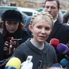 Cựu Thủ tướng Yulia Tymoshenko trả lời phỏng vấn báo chí sau phiên thẩm vấn tại Kiev. (Nguồn: AFP/TTXVN)