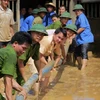 Thanh niên tình nguyện giúp dân dọn dẹp sau lũ tại Nghệ An. Ảnh minh họa. (Nguồn: Lê Bá Liễu/TTXVN)