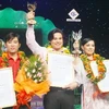 Các thí sinh đăng quang trong đêm chung kết "Chuông vàng vọng cổ" 2010 (Nguồn: sggp.org.vn)