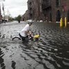 Cảnh ngập lụt trên một đường phố ở New York ngày 28/8 do ảnh hưởng của bão Irene. (Nguồn: AFP/TTXVN)