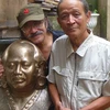 Nhạc sỹ Nguyễn Cường và nhà điêu khắc Lê Liên bên bức tượng đồng nghệ sỹ nhân dân Y Moan. (Nguồn: vnexpress.net)
