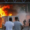 Người Serbia đốt cháy cửa khẩu ở biên giới. (Nguồn: Internet)