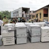 Xe container đầu kéo và lô hàng 161 máy photocopy không có giấy tờ. (Ảnh: Minh Tâm/Vietnam+)