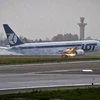Chiếc máy bay gặp sự cố phải hạ cánh bằng bụng tại sân bay ở thủ đô Warsaw. (Nguồn: AFP)