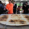 Chiếc bánh gạo nướng khổng lồ lập kỷ lục thế giới. (Ảnh: AFP/TTXVN)