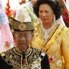Tân quốc vương Sultan Abdul Halim và Hoàng hậu Haminah trong lễ đăng quang. (Nguồn: AP)