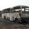 Một chiếc xe bị đốt cháy gần nhà thờ ở Benin ngày 10/1. (Nguồn: AFP/TTXVN)
